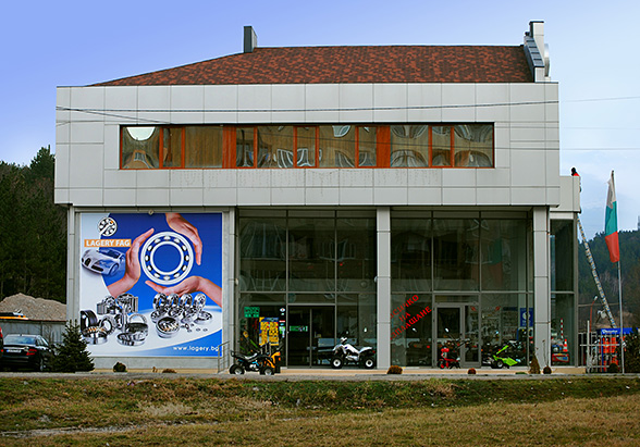Graphic design, prepress, printing and installation of an advertising billboard, intended for the facade of the company�s new office and store.