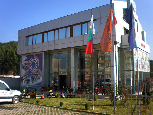 Graphic design, prepress, printing and installation of an advertising billboard, intended for the facade of the company�s new office and store.